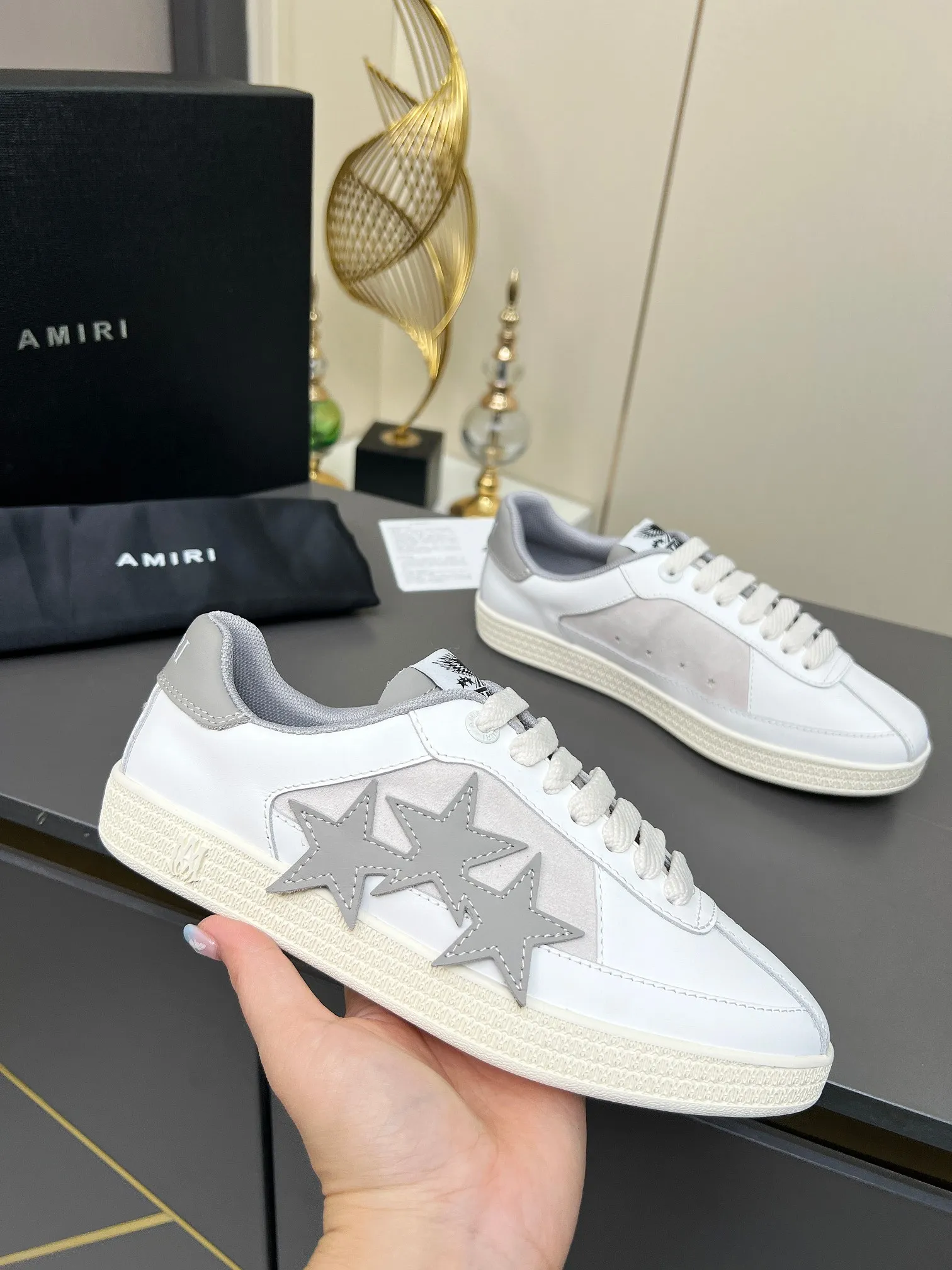 Men's Men's Shoes 💰580 Bone Shoes · AMIRI Skel-Top AMIRI 🔥 launches a new "ThePacific" series of low-top casual sports moral training shoes in the early spring of 2025. This iconic shoe covers men's and women's shoes, drawing inspiration from the brand's classic sports style and elegantly integrating West Coast style. "The Pacific" contrasting five-pointed star series is rooted in Amiri's unique California genes, showing the freedom and leisure atmosphere of the West Coast. This series launches two styles that incorporate the brand's iconic elements: the leather version is made of pure white leather with a same-color sole, and is embellished with star patterns on the side of the shoe, just like the bright starry sky of California. The black and ocean blue colors are shared by men and women, and there is also a red star model exclusive for men and a light pink star model exclusive for women. The suede model is decorated with the brand's classic bone pattern on the side of the shoe. The rubber sole and suede fabric complement each other. The color scheme covers black, chocolate and sand, and is suitable for both men and women. Made of imported cowhide and decorated with bone pieces on the sides of the upper, it is novel and unique and has a good three-dimensional effect! High-density breathable mesh lining + original molded TPU outsole 🙏 Recommended by celebrities, bloggers and internet celebrities, 🚵🏻 an indispensable item for shopping, partying and traveling. One of the most unmissable sneakers in 2025 ✦Color: 10 colors available ✦Size: Women’s size 35--40 ✦Size: Men’s size 39--45,